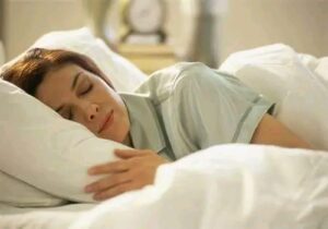 ماهو النوم الصحي؟ وماهي فوائد النوم الصحي؟ وكم عدد ساعات النوم الطبيعية؟ وكيفية الحصول على نوم صحي؟