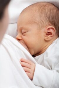 كيفية الاستعداد للرضاعة الطبيعية ؟ماهي فوائد الرضاعة الطبيعية للطفل وللأم؟وماهي صعوبات التي تواجه الرضاعة الطبيعية؟وماهي أسباب رفض الطفل للرضاعة الطبيعية؟