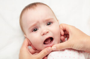 التسنين عند الرضع : جدول التسنين ، أعراضه ، طرق التخفيف من آلامه