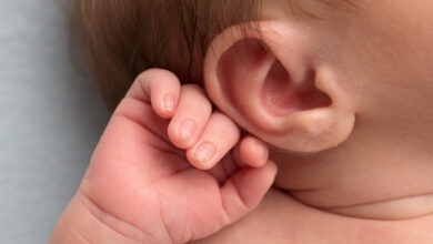 التهاب الاذن الوسطى عند الأطفال: الأعراض، الأسباب، العلاج