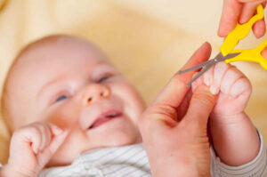 متى يتم قص أظافر الرضيع ، وماهي أساسيات قص الاظافر للرضيع ؟
