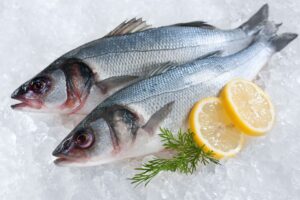 طرق التخلص من رائحة السمك من المطبخ والصحون