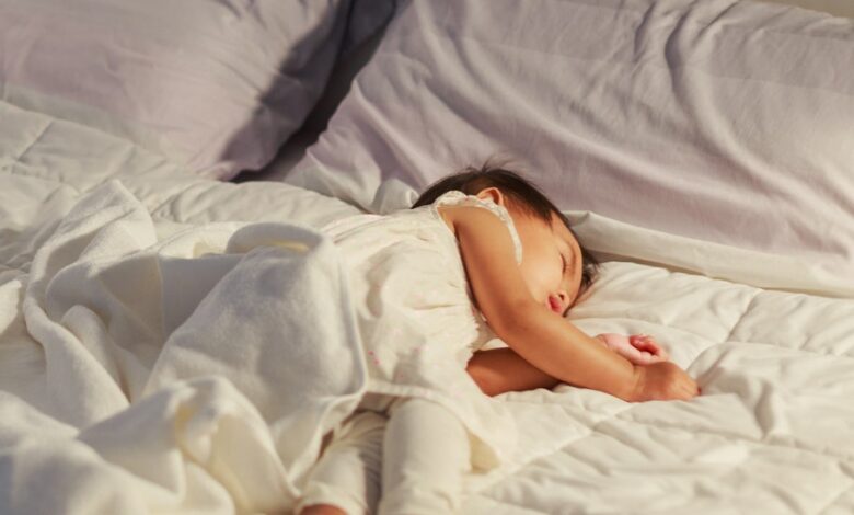 كم عدد ساعات النوم الذي يحتاجها الطفل من عمر يوم إلى 6 سنوات