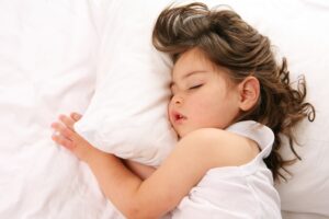 ماهي الاطعمة التي تساعد الطفل على النوم في الليل ؟