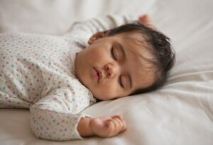 كم عدد ساعات النوم الذي يحتاجها الطفل من عمر يوم إلى 6 سنوات