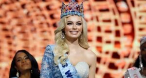 ملكة جمال العالم لعام 2021 كارولينا بيلوفسكا