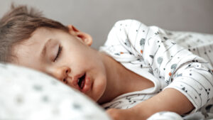 ماهي الاطعمة التي تمنع الطفل من النوم في الليل ؟