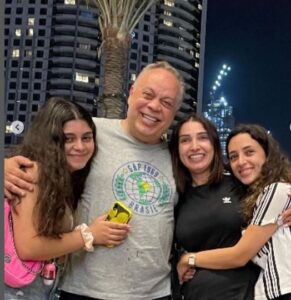 الفنانة روجينا مع زوجها الفنان أشرف زكي وابنتيهما مايا ومريم 